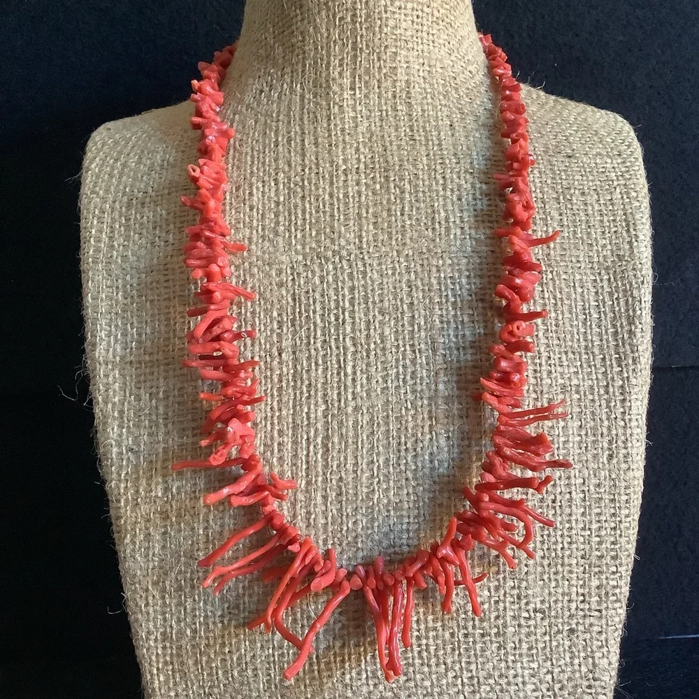 Vintage Italien natural red branch coral necklace.